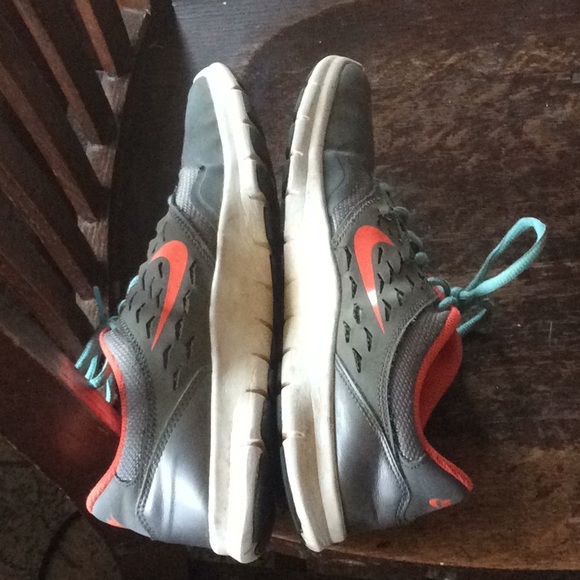 Pink, Blue and Grey Nike women’s running shoes. - Picture 2 of 7